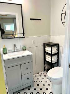 UncleLarrys Lake Place, Sleeps 10 & Hot Tub