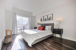 Outstanding 2BDR in SM- 5-15 mins to the beach!