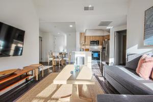 Outstanding 2BDR in SM- 5-15 mins to the beach!