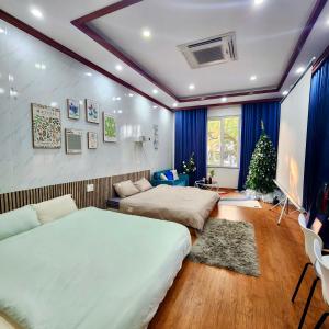 Cine Stu- big room with street view