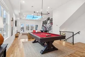 NEW Modern Multi-Level Home PoolTable & Rooftop - Whites Creek