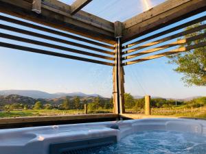 Beautiful Donegal Thatched Adderwal Cottage with Hot Tub