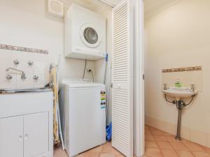 Waters Edge Apartment with Jetty