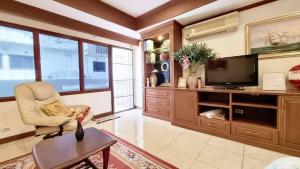 Yensabai Condotel 250 metres to Walking Street