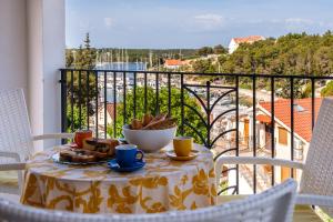 Heated Pool Villa, Sea View, 4 Bedrooms, Near Beach, Milna Bay