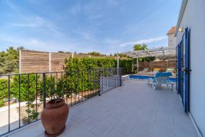 Heated Pool Villa, Sea View, 4 Bedrooms, Near Beach, Milna Bay