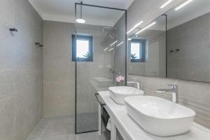 Luxury Villa Heated Pool, 6 persons, Jacuzzi, Sea View