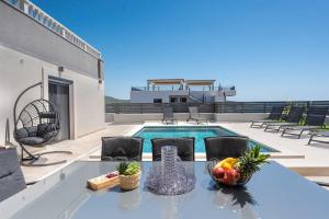 Luxury Villa Heated Pool, 6 persons, Jacuzzi, Sea View