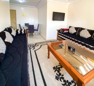 Superbe Appartement vue panoramique sur mer Avec Climatisation ! Idéal pour Familles ! à 5 minutes à Pied de la Plage ! à environ 6 minutes en voiture du Centre dAgadir et à 10 minutes en voiture de Taghazout !