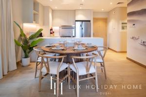 LUX The La Mer Luxury Burj View Suite 3