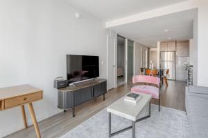 Soma 1br w pool gym nr transport SFO-1475