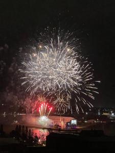 Apartment Stunning Rooftop Views, walk to beach, cafes, harbour