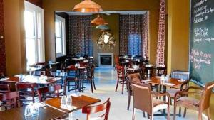 Apartment Stunning Rooftop Views, walk to beach, cafes, harbour