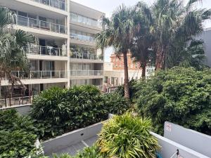 Apartment Stunning Rooftop Views, walk to beach, cafes, harbour