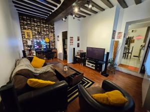 "Studio Cinéma" -Coeur de ville- Spacieux, calme et connecté-alexa, wifi, free, netflix, disney, prime video, jeux vidéo et de société