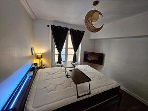 "Studio Cinéma" -Coeur de ville- Spacieux, calme et connecté-alexa, wifi, free, netflix, disney, prime video, jeux vidéo et de société