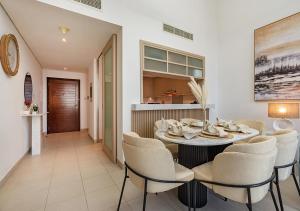 Luxurious 2-bedroom Apartment in Downtown with Burj Khalifa View