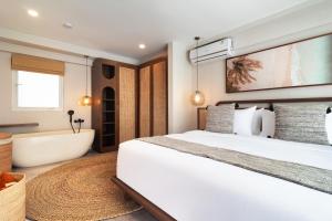 Căn Hộ Nhìn Ra Hồ Bơi  (Apartment with Pool View )