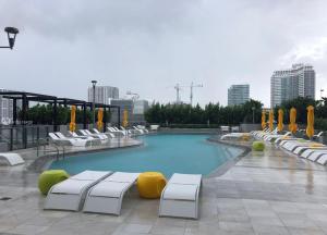 POSH Ocean View Penthouse - Heated Pool, Gym, Office! 10mins Beach