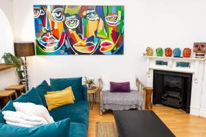 Colourful Spacious Central 3BDR Balcony AC Parking