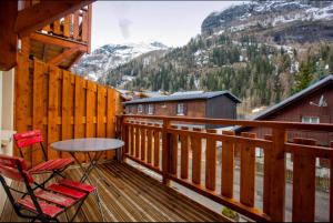 Appartement moderne et entièrement rénové en plein cœur du village, chambre séparée, balcon vue montagne, très proche des pistes
