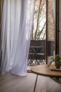 Deluxe K9 Central Suite with Balcony Superb Location