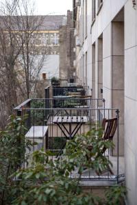 Deluxe K9 Central Suite with Balcony Superb Location