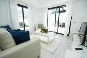 Beachfront Penthouse with Sea Views, Hot Tub, BBQ