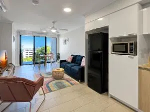 Fresh & Funky Sunshine Plaza Apartment - Будерім