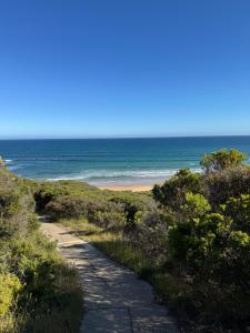 Golden Days Shack in Jan Juc, Great For Surfers, Family-Friendly, 4-Min Walk to Beach