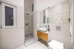 Charming & Elegant Grand Suite next to the Fashion St