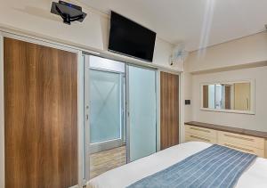 Stylish U15 Genisis on Fairmount