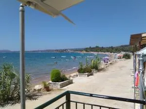 Loutsa Finikounta, 1room Apartment on the beach - Zizánion