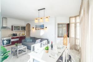 Casa Linda, Front the beach La Lucera, Ribiera del Sol Wifi, AC, Private Parking, Petfriendly