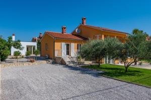 Villa Noas Pool House, a modern and luxurious villa near the sea