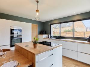 Maisons de vacances Holiday Home L-Aventure Gouvillaise by Interhome : photos des chambres
