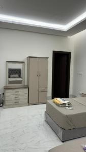 فيلا مكونة من 3 غرف نوم و مجلس و صالة و مطبخ وغرفة عاملة و مسبح تفتح الغرف حسب عدد النزلاء