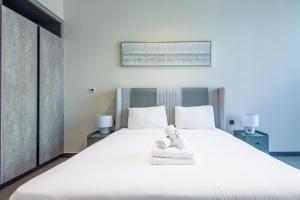 MBL Royal, JLT- 1-BR Apartment with Lake View