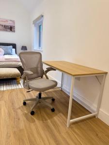 Bespoke 1 Bedroom Barn by Stansted Airport & Holiday Parking