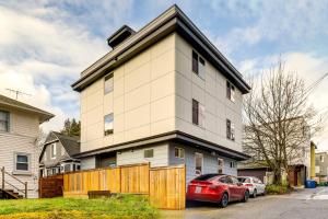 Walk to UW Townhome with Rooftop Patio!