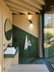 Hutstuf - The Weasel & hottub