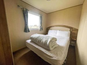 Great Caravan With Large Decking Area And Private Hot Tub, Ref 95016Sw