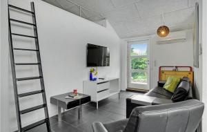 Beautiful Home In Børkop With Kitchen