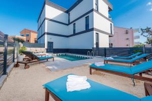 Villa Isola 4 luxury apartment with a pool for 4