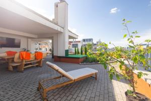 Rooftop City Residence with Deep Garage