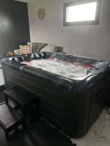 Maisons de vacances Gites Rozanna avec acces detente SPA JACUZZI : Maison de Vacances