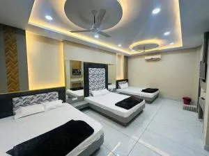 Hotel OM SHREE PALACE ,MAIN ROAD NEAR MAHAKAL TEMPLE AND RAILWAY STATION - Ujjain