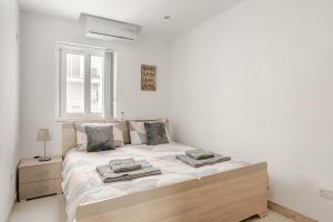 Modern apartment direct access to Sliema beaches