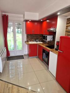 Appartements 02 - Tres joli 2 pieces avec 3 lits pouvant accueillir jusqu'a 5 personnes, situe au rdc avec entree independante, une place de parking reservee devant l'entree et terrasse sur l'arriere donnant sur parc arbore, tout le linge de maison est fourni : photos des chambres