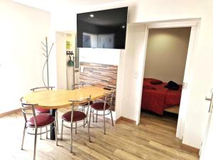 Appartements 02 - Tres joli 2 pieces avec 3 lits pouvant accueillir jusqu'a 5 personnes, situe au rdc avec entree independante, une place de parking reservee devant l'entree et terrasse sur l'arriere donnant sur parc arbore, tout le linge de maison est fourni : photos des chambres